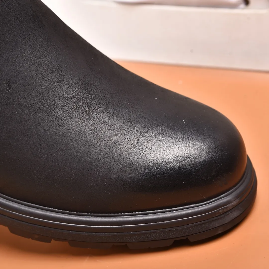Men's shoes 💰640 (full genuine wool lining, 10% off for fake ones) Please pay attention to the quality of the original item and compare the thickness of the wool 🏮🏮 Popular UGG men's shoes from Australia's warm luxury brand, the official website is synchronized, Beckham men's style..., made of imported first-layer waxed cowhide, waxed toe cap, Australian real wool velvet lining Carefully sewn...Imported rubber Martin boots outsole (comfortable, soft and wear-resistant). I really like the quality..Exquisite workmanship. You can't put it down at first sight. Size 39-44